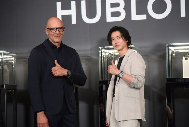 ウブロ プレジデント アジアパシフィック リージョンのマキシム・アラールさんと山﨑賢人さん 撮影：ソムタム田井