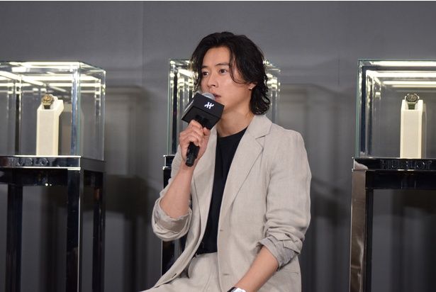 ウブロと自身の共通点を切り口にした、さまざまな質問に答える山﨑賢人さん 撮影：ソムタム田井