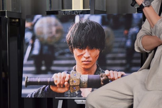 『キングダム』劇中で、信が剣を鞘に納めるシーン 撮影：ソムタム田井