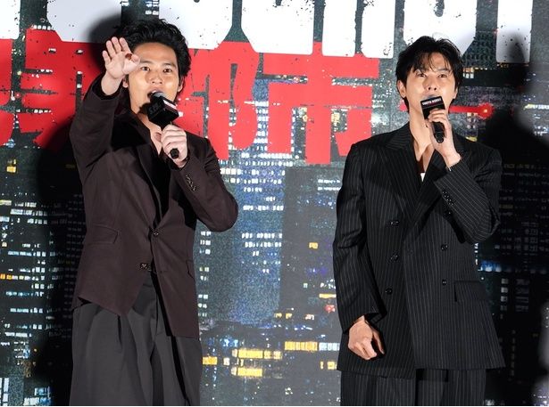 【写真を見る】映画『TOKYO BURST-犯罪都市-』(5月29日公開)の公開直前イベントで撮影した位置を指差しながら解説する水上恒司