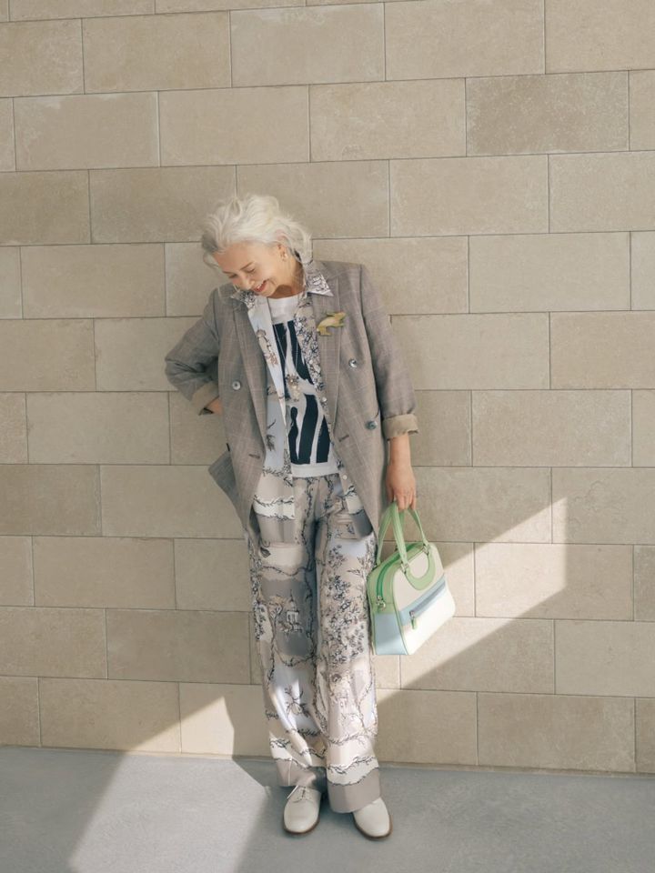 ジャケット¥55,000、シャツ¥29,700、パンツ¥29,700／すべてトゥモローランド コレクション（トゥモローランド）、Tシャツ¥9,900／マニプリ、ブローチ¥13,200／クロディーヌ・ヴィトリー、 ネックレス¥ 91,300／ジェム・キングダム、バッグ¥102,300／ジャック・ル・コー（すべてアッシュ・ペー・フランス）、ピアス¥26,400／プラウ、靴¥41,800／カステラーノ（フラッパーズ）