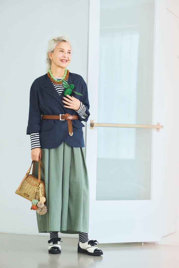 ジャケット¥46,200／ハリス×ケイコ オカモト、カットソー¥13,200／ハリス、パンツ¥38,500／ラプレ（すべて金万）、ベルト¥33,000／J＆M デヴィッドソン（J&M デヴィッドソン カスタマーサービス）、バッグ¥53,900、チャーム（右）¥13,200、チャーム（左）¥17,600／すべてジャンニ キアリーニ（ジャンニ キアリーニ 銀座店）、ブローチ¥25,740／メルセデス・サラザール、ネックレス各¥20,020／マイケル・ナッシュ・ジュエリー（すべてズットホリック）、靴下（3足セット）¥990／ユニクロ、靴¥21,450／ダイアナ（ダイアナ 銀座本店）