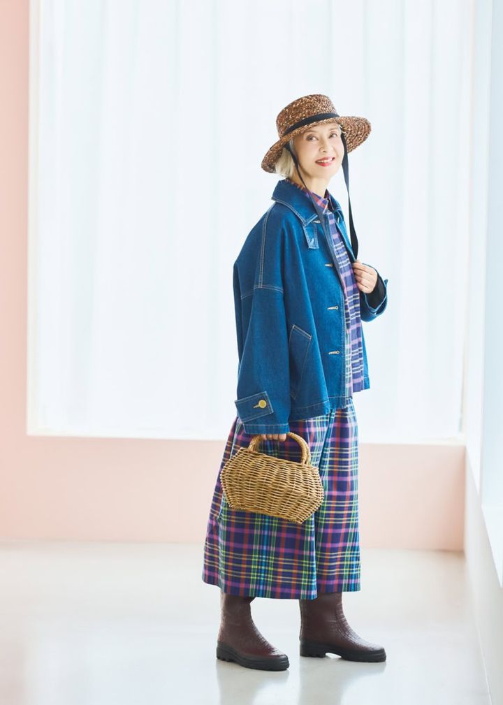 デニムジャケット¥46,200、シャツ¥29,700、スカート¥33,000／すべてトラディショナルウェザーウェア（トラディショナル ウェザーウェア 渋谷店）、帽子¥56,100／ヘレンカミンスキー（ヘレンカミンスキー GINZA SIX店）、バッグ¥13,200／ハリス（金万）、ブーツ（2月下旬発売予定）¥33,000／エーグル（エーグルカスタマーサービス
