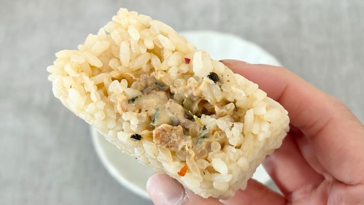 こってり＆ピリッと旨辛！【ローソン】人気店監修のおにぎりを食べてみた