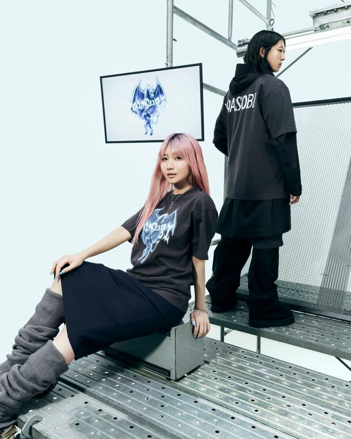 UNIQLO（ユニクロ）のグラフィックTシャツブランド「UT」から、YOASOBIとのコラボレーションUTが5年ぶりに登場。2026年7月中旬より発売される。
