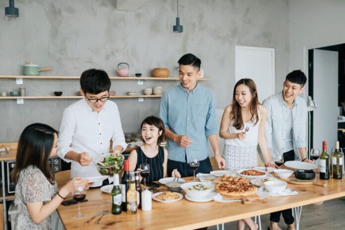 女友達から本命へ。男性が急に意識し始める4つの瞬間