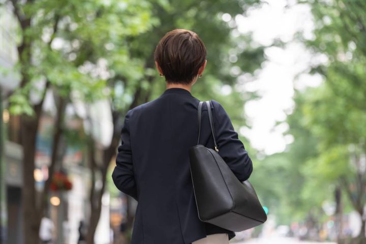 歩く人