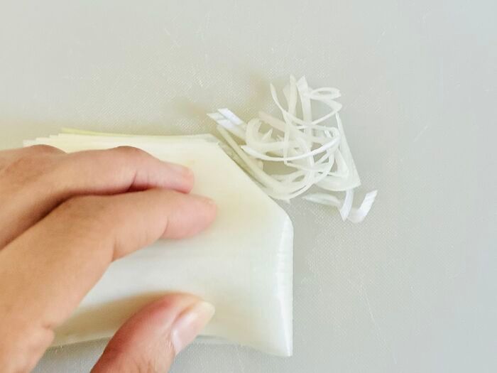まるでプロ級！ふわふわの『白髪ねぎ』を簡単に作る方法。食べやすさもグンとアップしますよ♪