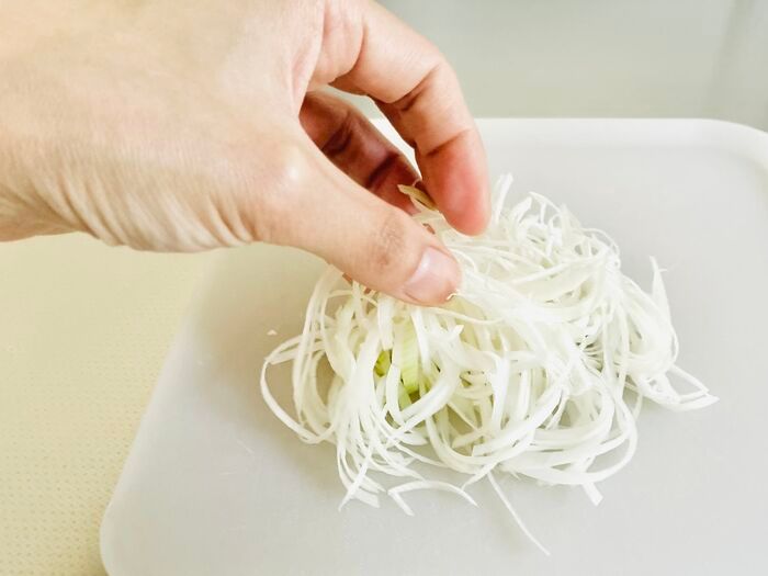 まるでプロ級！ふわふわの『白髪ねぎ』を簡単に作る方法。食べやすさもグンとアップしますよ♪