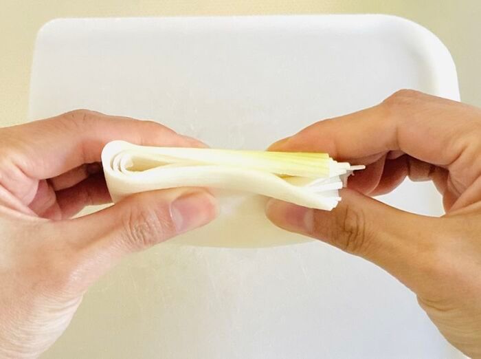 まるでプロ級！ふわふわの『白髪ねぎ』を簡単に作る方法。食べやすさもグンとアップしますよ♪