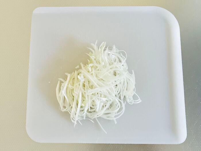 まるでプロ級！ふわふわの『白髪ねぎ』を簡単に作る方法。食べやすさもグンとアップしますよ♪