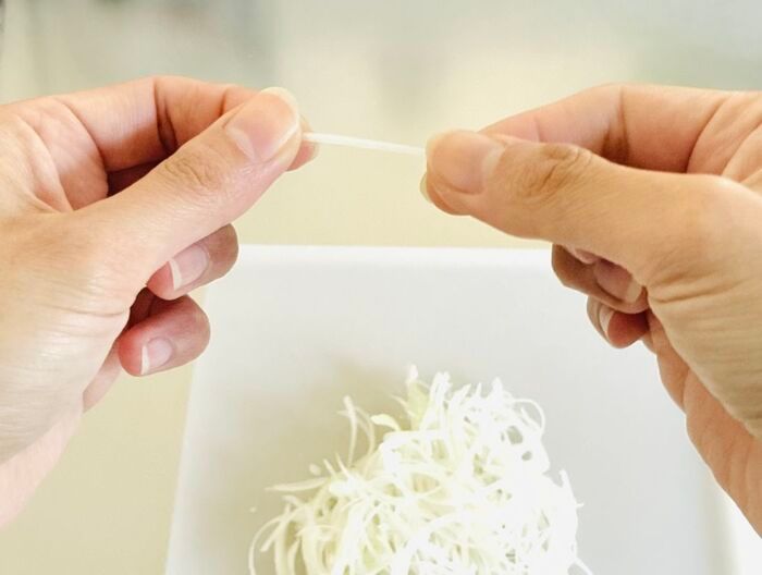 まるでプロ級！ふわふわの『白髪ねぎ』を簡単に作る方法。食べやすさもグンとアップしますよ♪