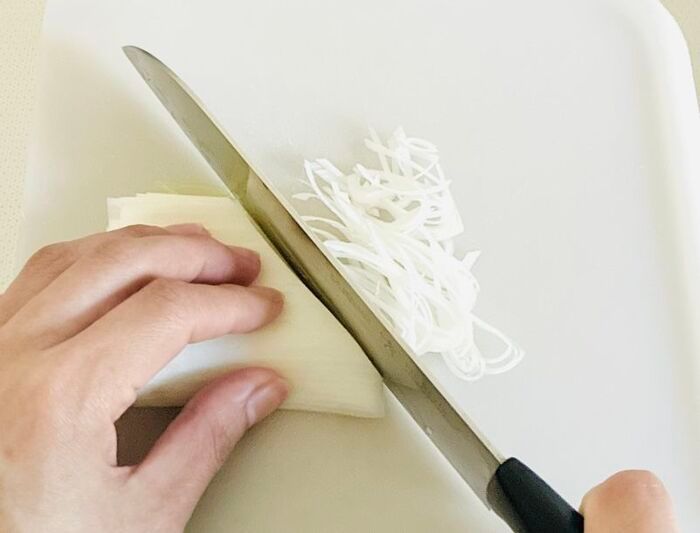 まるでプロ級！ふわふわの『白髪ねぎ』を簡単に作る方法。食べやすさもグンとアップしますよ♪
