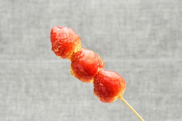 最高級ブランドいちごが、飴でコーティングされた贅沢なひと品。T&G Kitchen ichigoの「ミガキイチゴのいちご飴串」