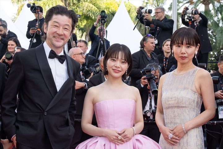 第79回カンヌ国際映画祭レッドカーペットに登場した『すべて真夜中の恋人たち』（左から）浅野忠信、岸井ゆきの、岨手由貴子監督 （C）Kazuko WAKAYAMA width=