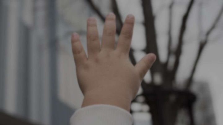 子供の手が抜けて...（画像はphotoAC）