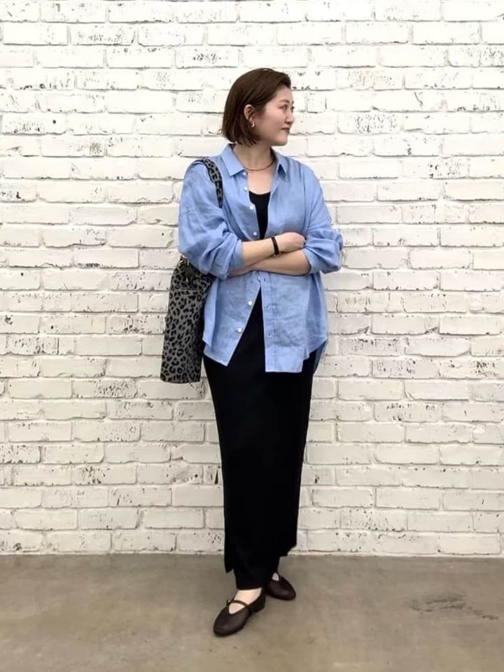 きれいなブルーが爽やかな「リネンシャツ」を羽織って 出典：WEAR