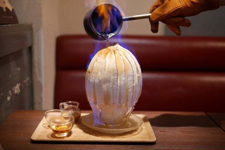 目の前で燃えるかき氷にうっとり。吉祥寺の隠れ家カフェ「ルミエール」で物語の世界へ