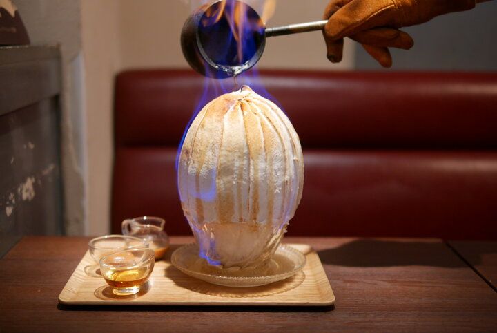 目の前で燃えるかき氷にうっとり。吉祥寺の隠れ家カフェ「ルミエール」で物語の世界へ