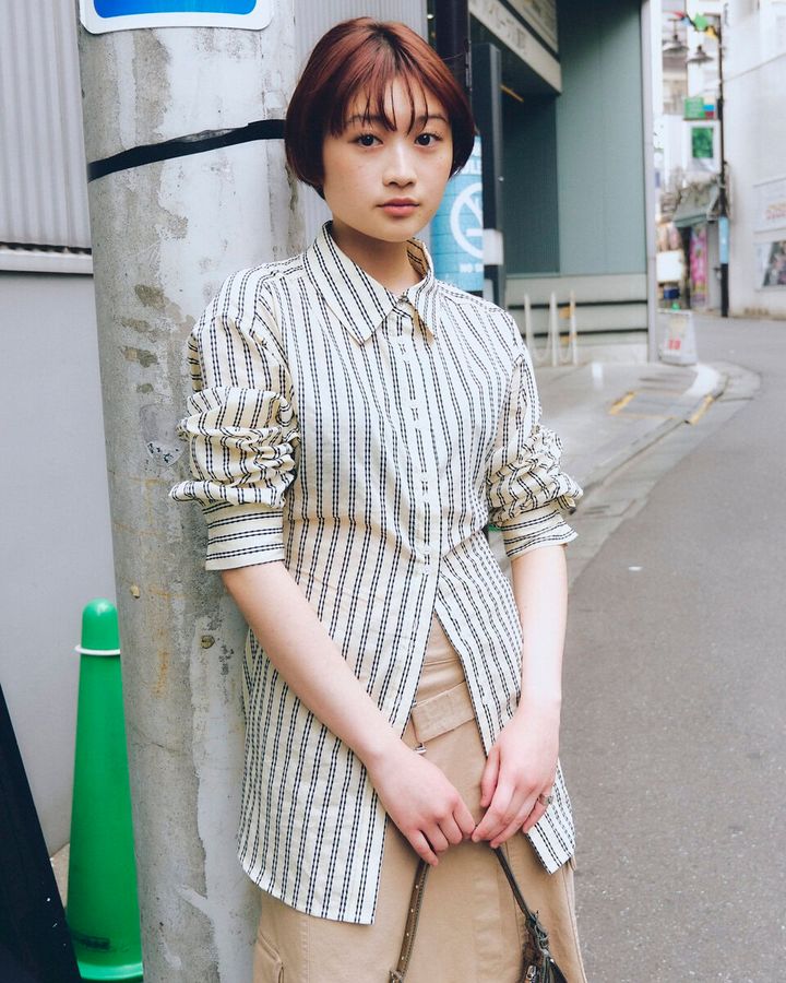 【20代スナップ＠原宿】シャツを軸に組み立てた“爽やか見え”のアースカラーコーデ