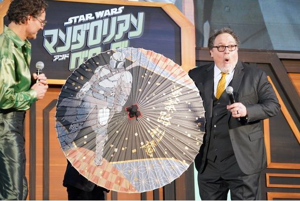 【写真を見る】和傘をプレゼントされ大はしゃぎのジョン・ファヴロー監督