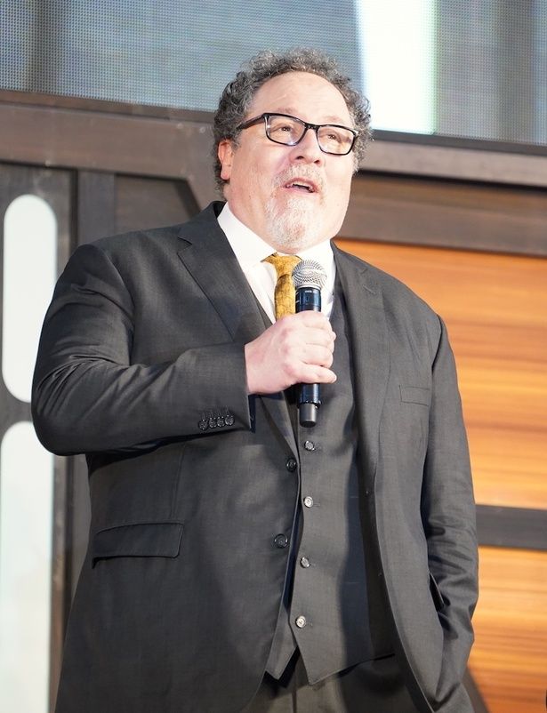 ジョージ・ルーカスの意思を継ぎ本作を手掛けた、ジョン・ファヴロー監督