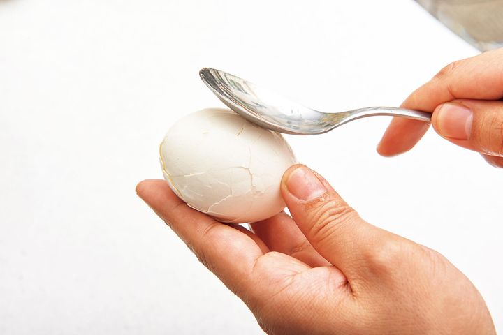 殻にヒビを入れる