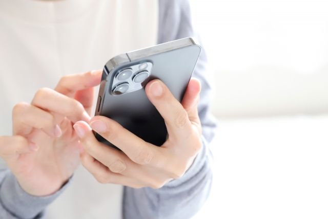 スマホを持つ手元