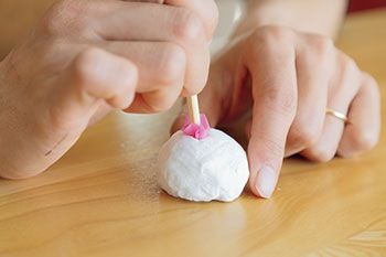 【材料3つで簡単工作】雨の日のおうち時間も楽しくなる「カラフルあじさい」の作り方の画像6