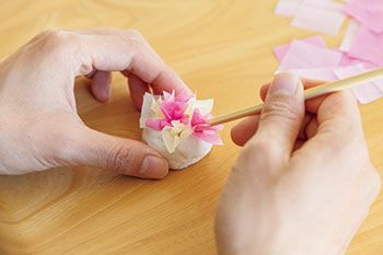 【材料3つで簡単工作】雨の日のおうち時間も楽しくなる「カラフルあじさい」の作り方の画像7