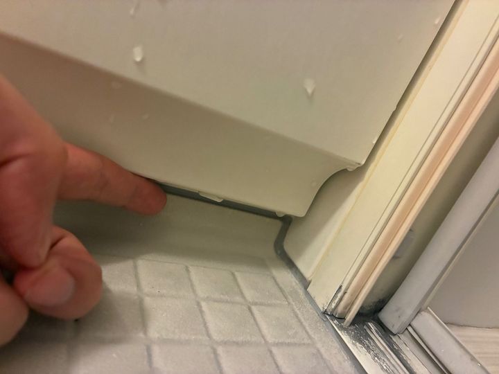 4箇所ぐるんと回すロックを解除する