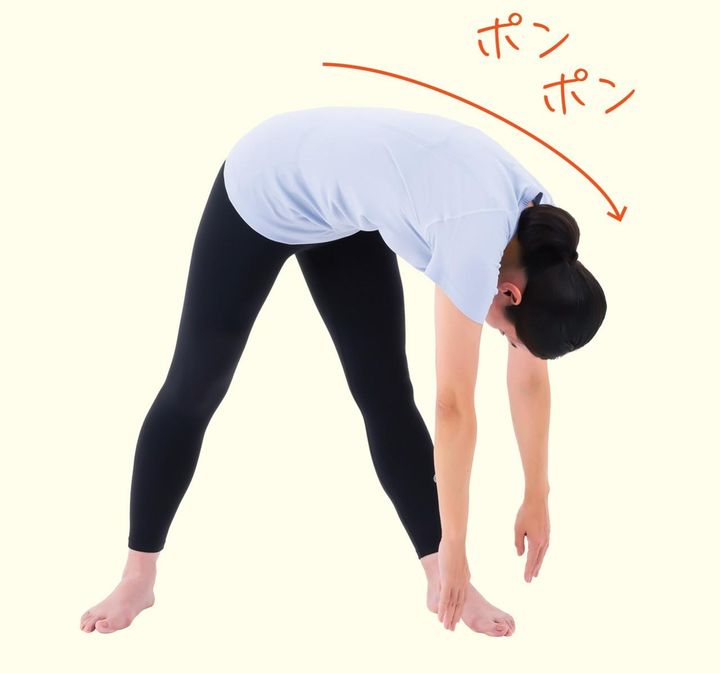 「体を小さく回す」「ねじり反らす」「斜め下に曲げる」。 この3つの動きを連動させて、上半身をなめらかに動かしましょう。 しなやかな体づくりにつながります。
