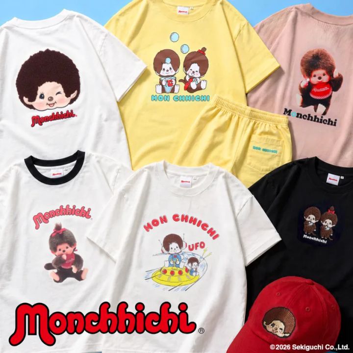 モンチッチ ユニセックスアパレルコレクション全7点の一覧。白・黄・ピンク・黒のTシャツ、黄のショートパンツ、赤キャップを並べ、各アイテムのプリントデザイン違いと配色が確認できる商品ラインナップ写真
