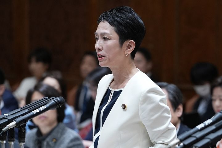 参院予算委員会で質問する立憲民主党の蓮舫氏（2026年3月16日、時事）