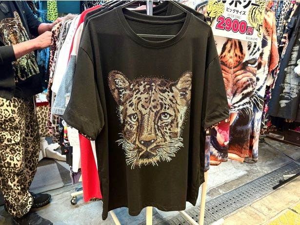 ヒョウの部分がすべてラインストーンでできているTシャツ。左側に写っているのが二代目の輝明さんで、ヒョウ柄を着こなしている