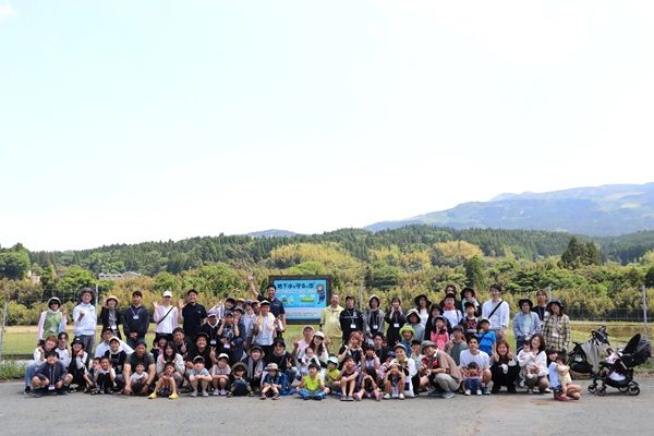 【熊本県南阿蘇村】プレミアムウォーターが、田植え体験イベントを開催！工場見学や BBQなども実施
