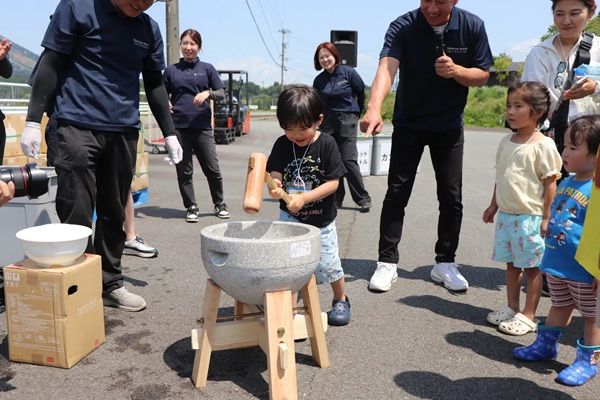【熊本県南阿蘇村】プレミアムウォーターが、田植え体験イベントを開催！工場見学や BBQなども実施