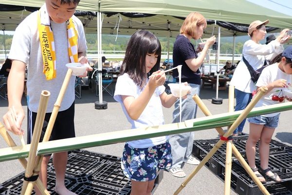 【熊本県南阿蘇村】プレミアムウォーターが、田植え体験イベントを開催！工場見学や BBQなども実施