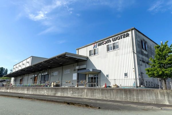 【熊本県南阿蘇村】プレミアムウォーターが、田植え体験イベントを開催！工場見学や BBQなども実施