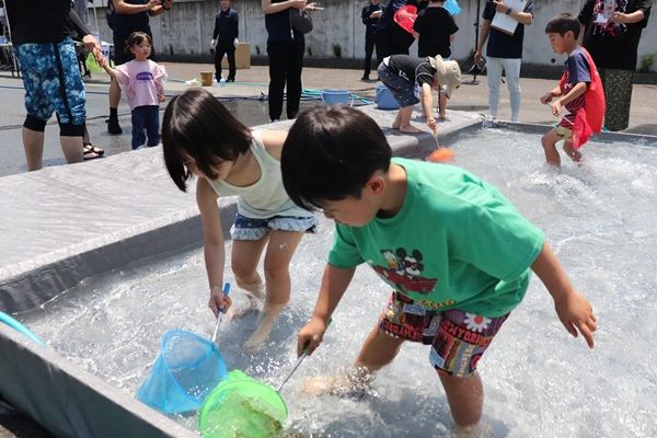【熊本県南阿蘇村】プレミアムウォーターが、田植え体験イベントを開催！工場見学や BBQなども実施