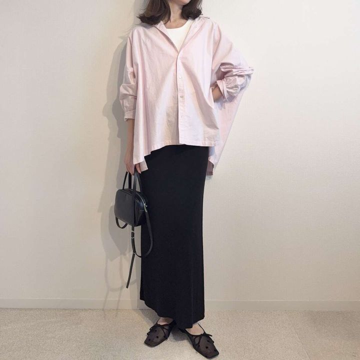 OX Poncho シャツ ピンク×黒タイトスカートの細見えコーデ
