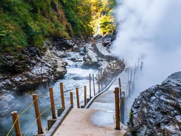 秋田県湯沢市に位置する「小安峡温泉・秋の宮温泉」。県内最古の歴史を誇る秋の宮温泉と、激しく噴き出す蒸気の「大噴湯」で知られる小安峡温泉は近接しており、同日中の湯巡りも可能です。秘湯の趣漂う渓谷美の中で名湯と稲庭うどんなどの美食を楽しめます。