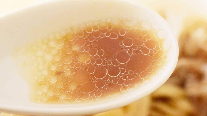 スープは、二郎系らしい濃いめの味付けで、やや塩気も強め