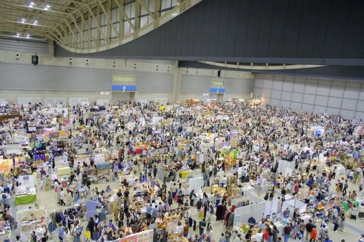 パシフィコ横浜の大型展示ホール内を上空から撮影した会場全景。数百のブースと来場者で埋め尽くされたハンドメイドマルシェの開催規模がわかる俯瞰ショット