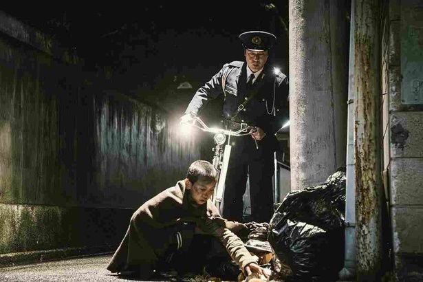 『名無し』で心優しい警察官、照夫役に丸山隆平 [c]佐藤二朗 永田諒 ／ ヒーローズ [c]2026 映画「名無し」製作委員会