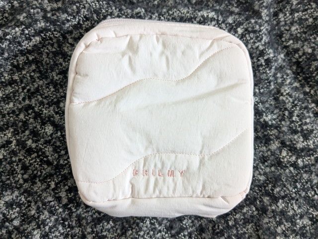 BRILMYコスメポーチ S-size PALE PINK ver.の正面。やわらかいピンクカラーにBRILMYロゴが刺繍されている