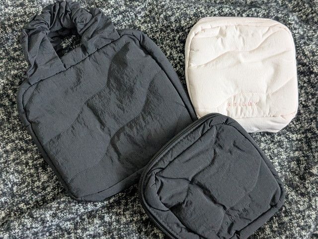 BRILMYコスメポーチ M-size（左）とS-sizeのペールピンク・ブラック（右）の3点サイズ比較