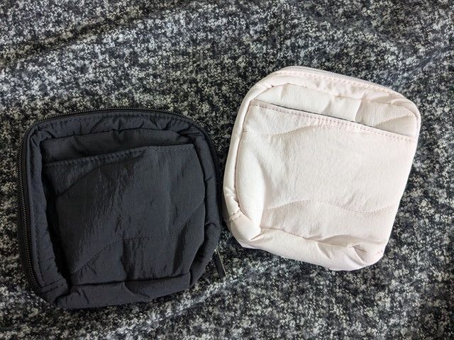 BRILMYコスメポーチ S-size ブラック（左）とペールピンク（右）の2色を並べた背面比較