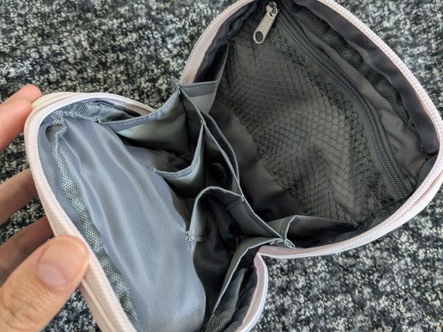 BRILMYコスメポーチ S-size PALE PINKを開いたところ。仕切りとメッシュポケットが充実した内側