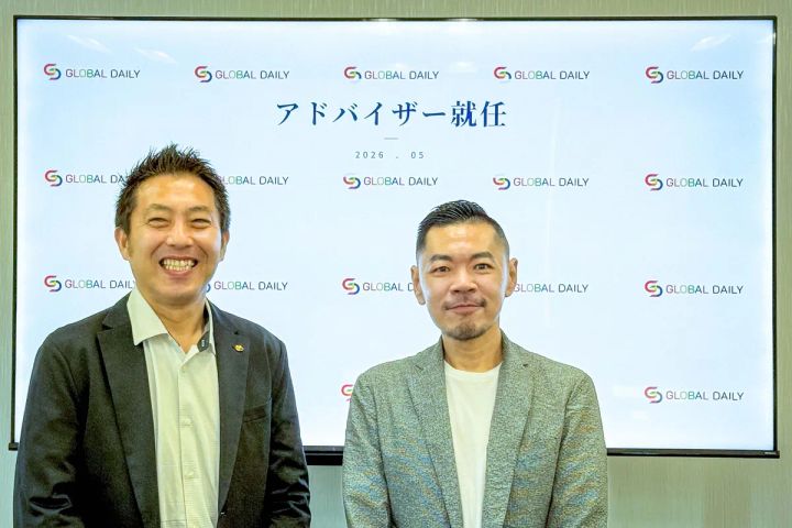荒井良治 グローバル・デイリー代表取締役社長と鄭世彬氏（右）が並んで立つ写真